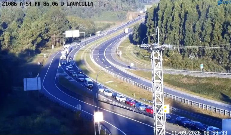 Sucesos.- El choque en cadena de varios vehículos obliga a cortar la A-54 en Santiago