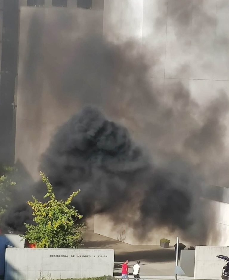 Sucesos.- Arden dos vehículos en el aparcamiento exterior de la residencia A Eiriña de Pontevedra
