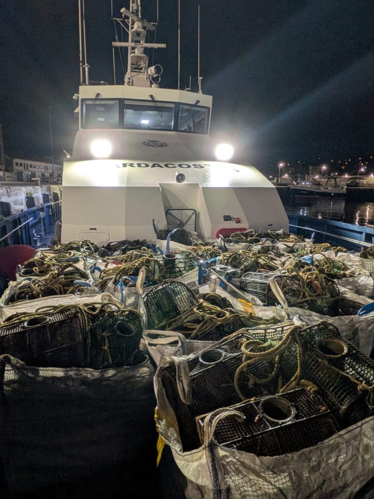 El Servizo de Gardacostas de Galicia retira más de 1.000 nasas e incauta 286 kilos de marisco en una semana