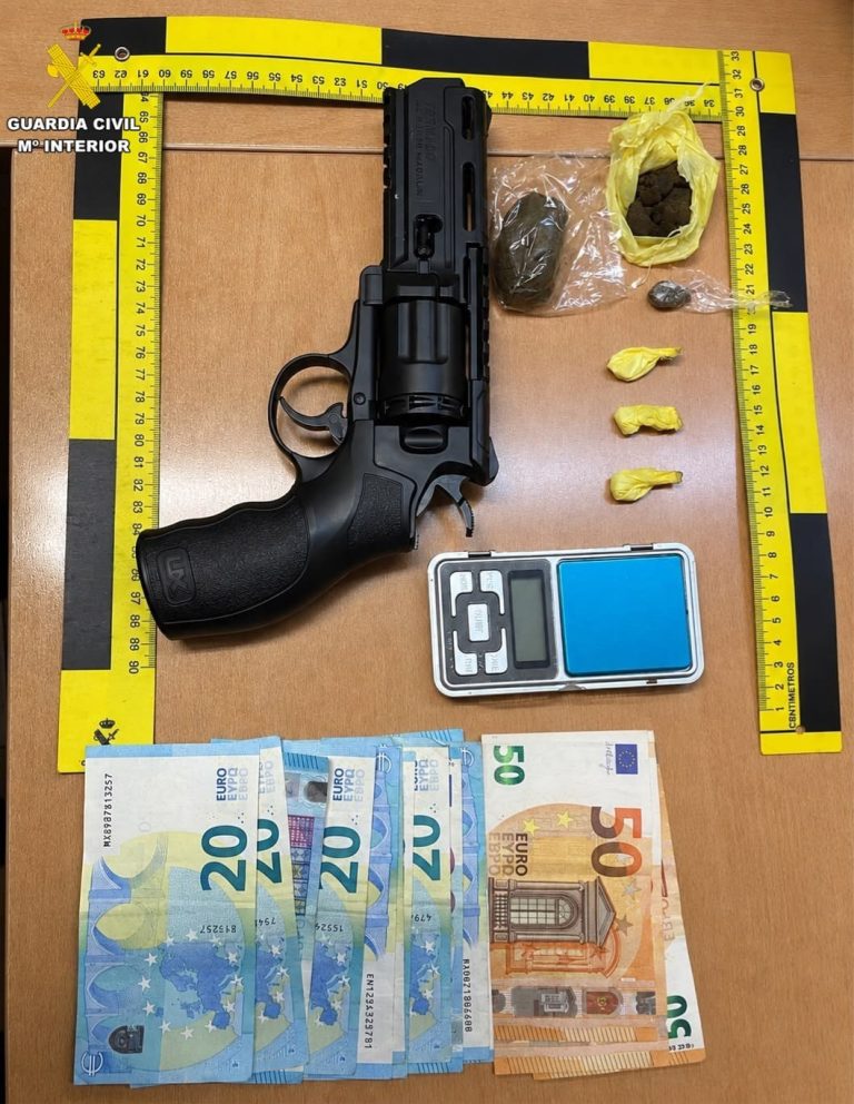 Sucesos.- Detenido un vecino de Ourense tras intervenirle hachís, cocaína y un revólver de aire comprimido en O Barco