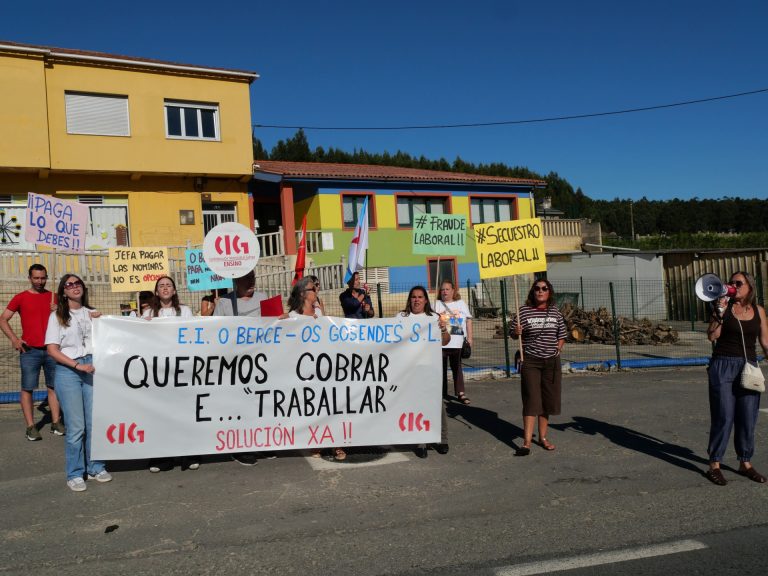 Trabajadoras de una escuela infantil de Arteixo se movilizan para exigir el cobro de sus salarios tras el cierre