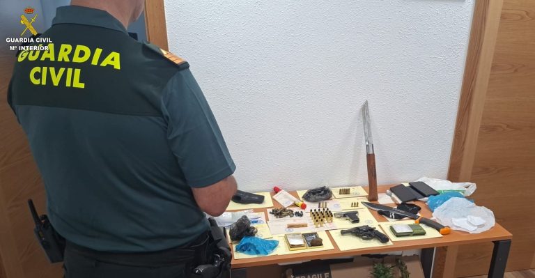 Detenido por amenazas graves a una mujer y le intervienen 2 armas y cocaína en una caja oculta en el monte en Nigrán