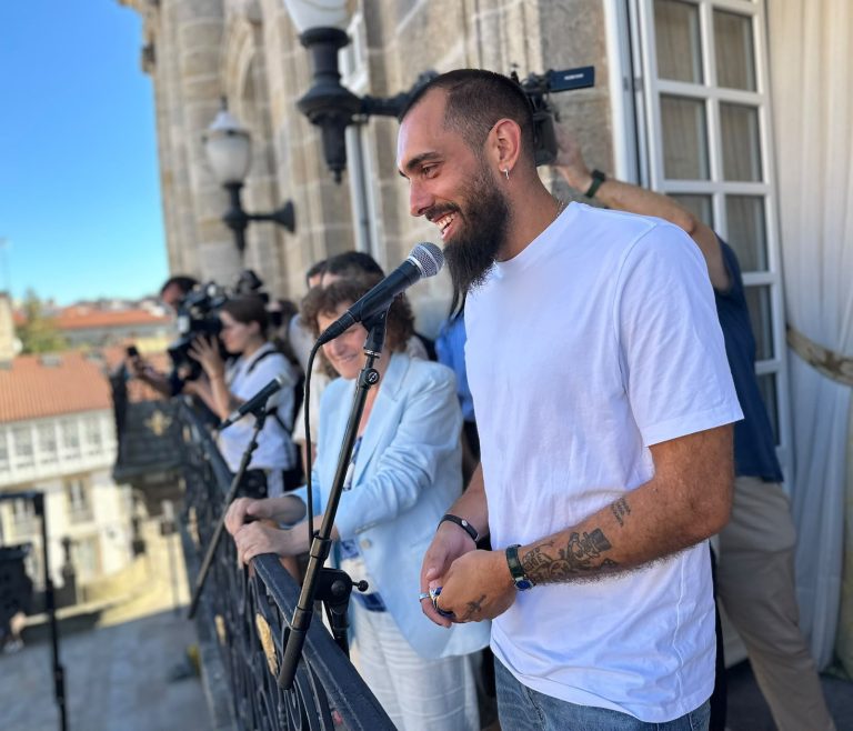 Borja Iglesias, homanejado por partida doble en Santiago: «Siempre me sentí un compostelano orgulloso, hoy aún más»