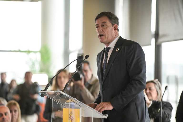Besteiro defiende que la Ley de Nietos «reparó una deuda» y acusa a Rueda de «traición» a los emigrantes