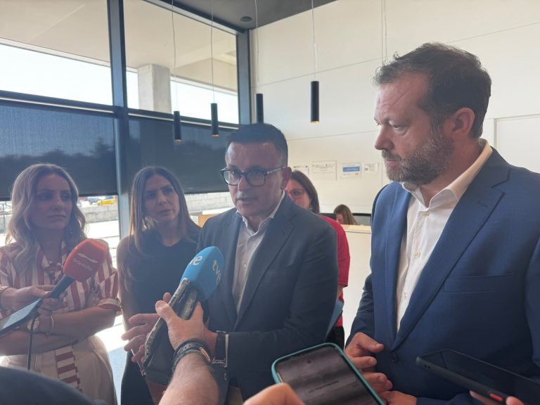 El conselleiro de Emprego reduce a «infracción administrativa» la sanción a la bodega familiar, de la que se desvincula