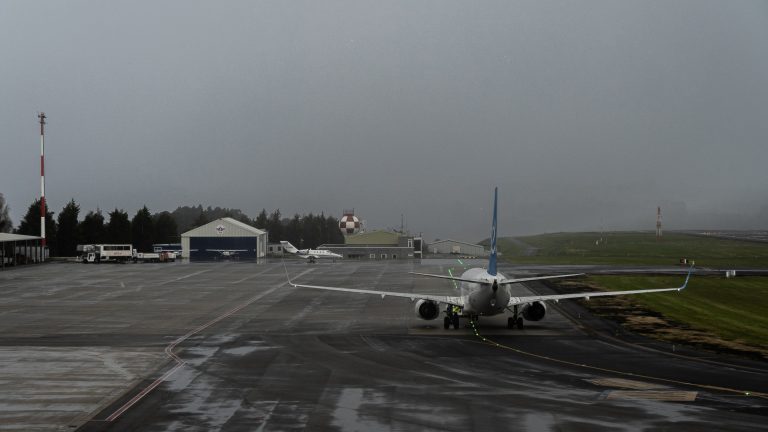 La niebla y el viento en el aeropuerto de Santiago obligan a desviar siete aviones a Oporto, Vigo y A Coruña