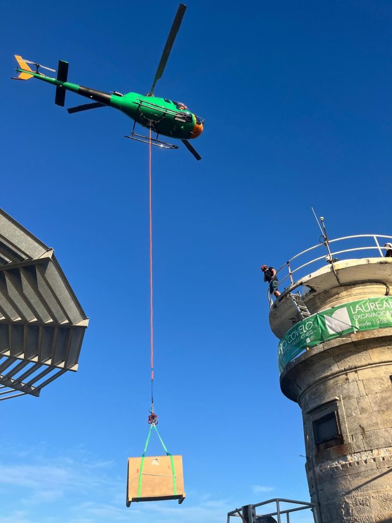 Operativo aéreo en las Islas Cíes para instalar la nueva linterna del faro, que contará con energía fotovoltaica