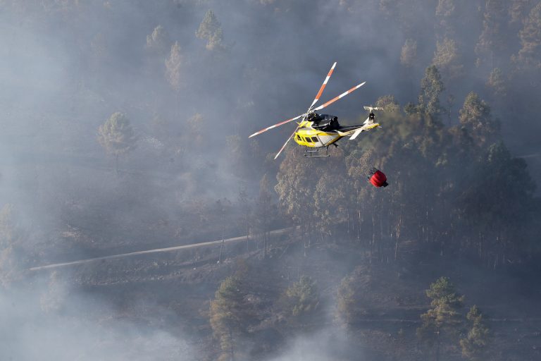 El alcalde de Quiroga valora que «mejoró mucho la situación» del fuego tras desalojo de media docena de vecinos