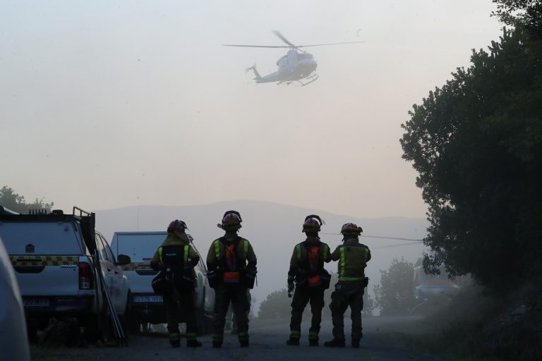 Rural.- Aumentan a 420 las hectáreas arrasadas por el incendio de Quiroga, que sigue sin controlar