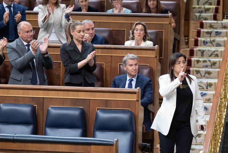 La diputada Ana Vázquez advierte que volverá a llevar al Congreso el bote de gas pimienta «las veces que haga falta»