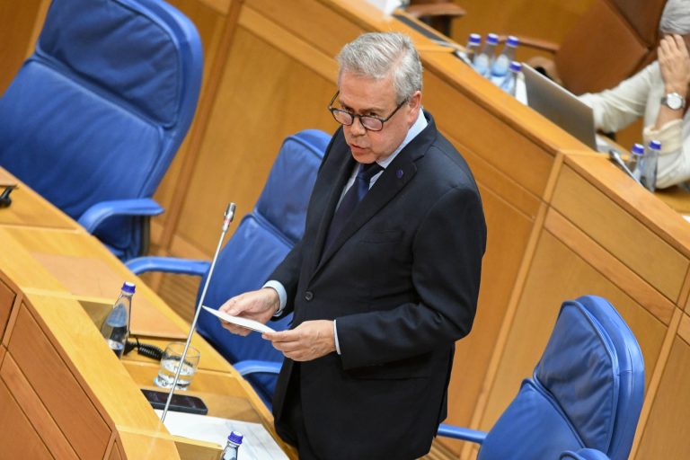 Pleno.- Sanidade lamenta que la huelga contra el Estatuto Marco «aumentará la incerteza» y responsabiliza a Sánchez
