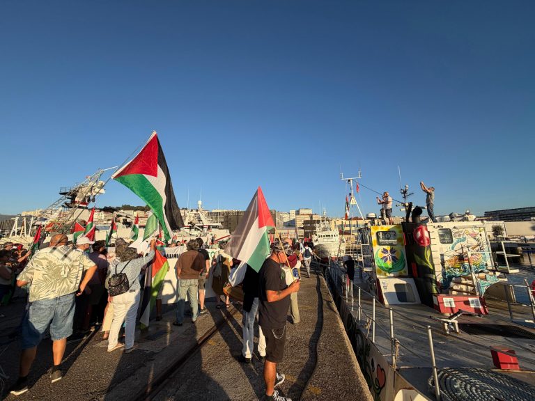 Decenas de personas reciben en Vigo a la Flotilla de la Libertad con rumo a Gaza: «No estáis solos»