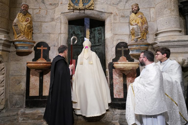 La Puerta Santa adelanta su apertura al mediodía para iniciar un Año Santo que busca «recuperar su base espiritual»