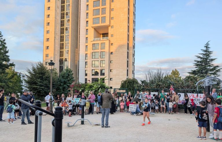Madres y padres, docentes y alumnos del EEI Vila Laura de Vigo salen a la calle para pedir una profesora de apoyo